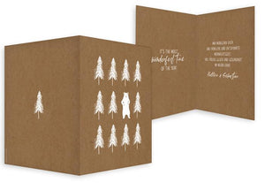 Weihnachtskarte aus Kraftpapier Bär im Tannenwald